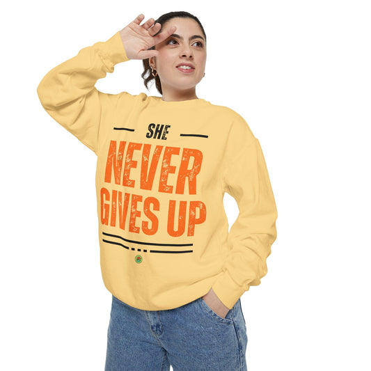 Sweatshirt Sweatshirt She Never Gives Up Unisex Garment-Dyed