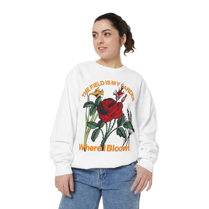 Sweatshirt The Field is My Garden Sweatshirt - Unisex Floral Design for Nature Lovers White / S